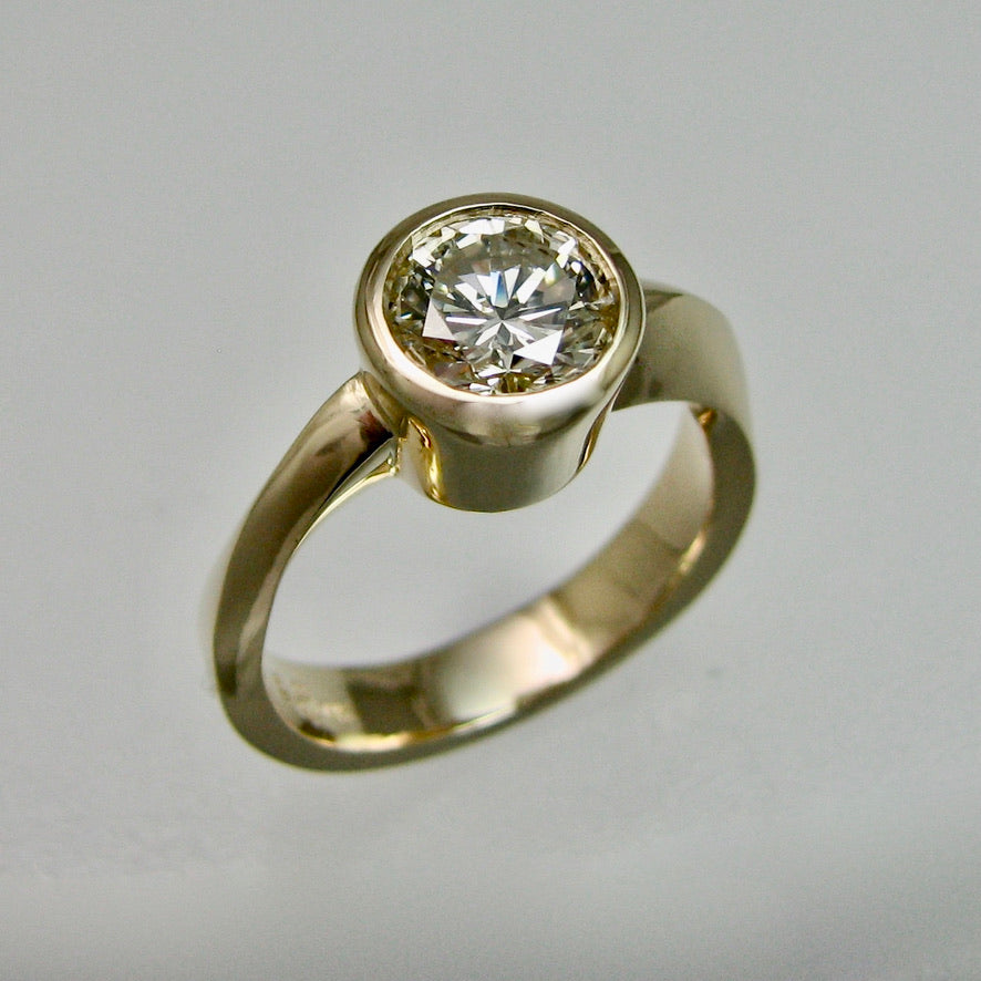 Möbius Bezel Solitaire Ring (Variation)